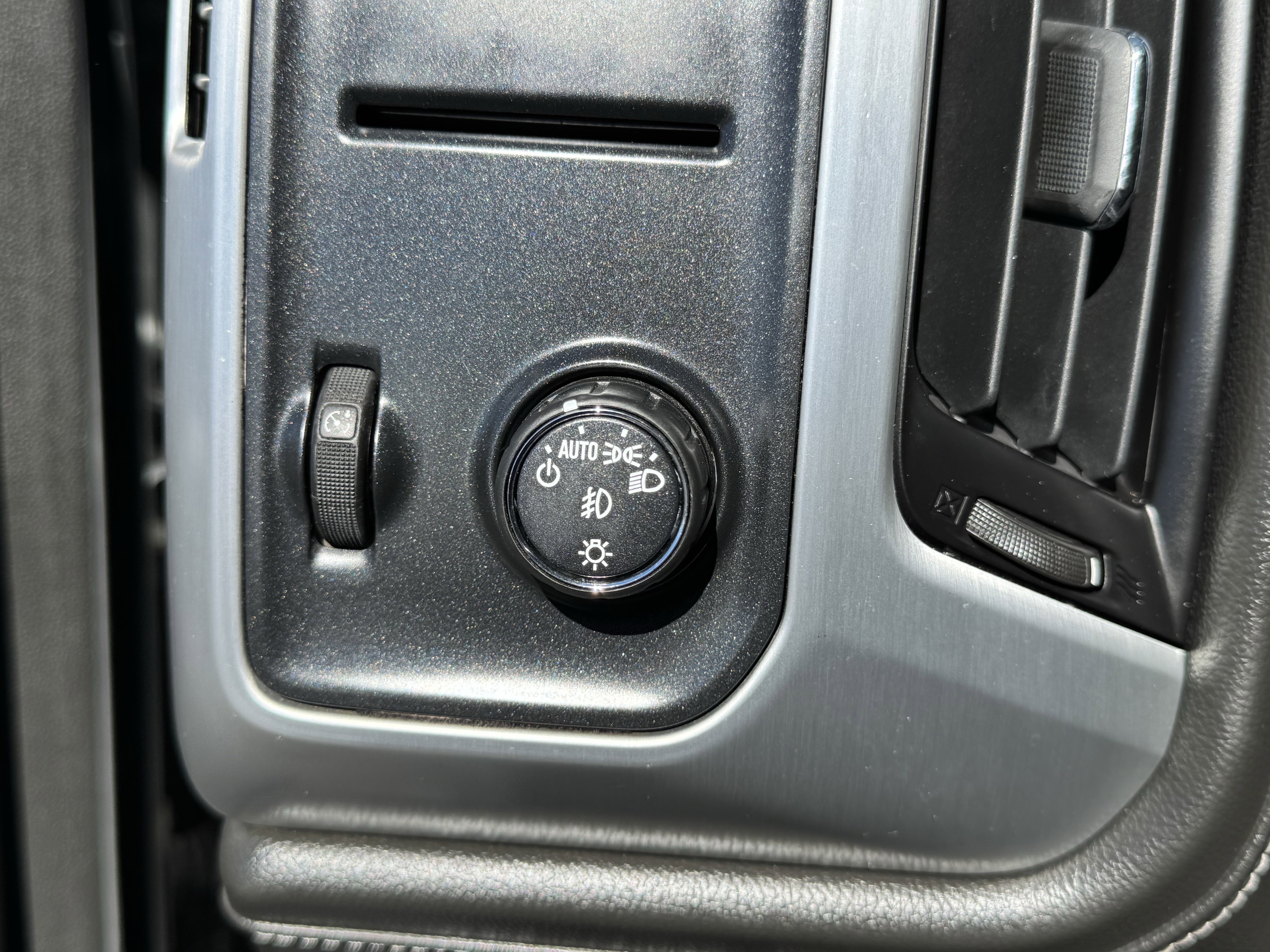 Used 2015 GMC Sierra 1500 SLE w/ SLE Value Package image 28