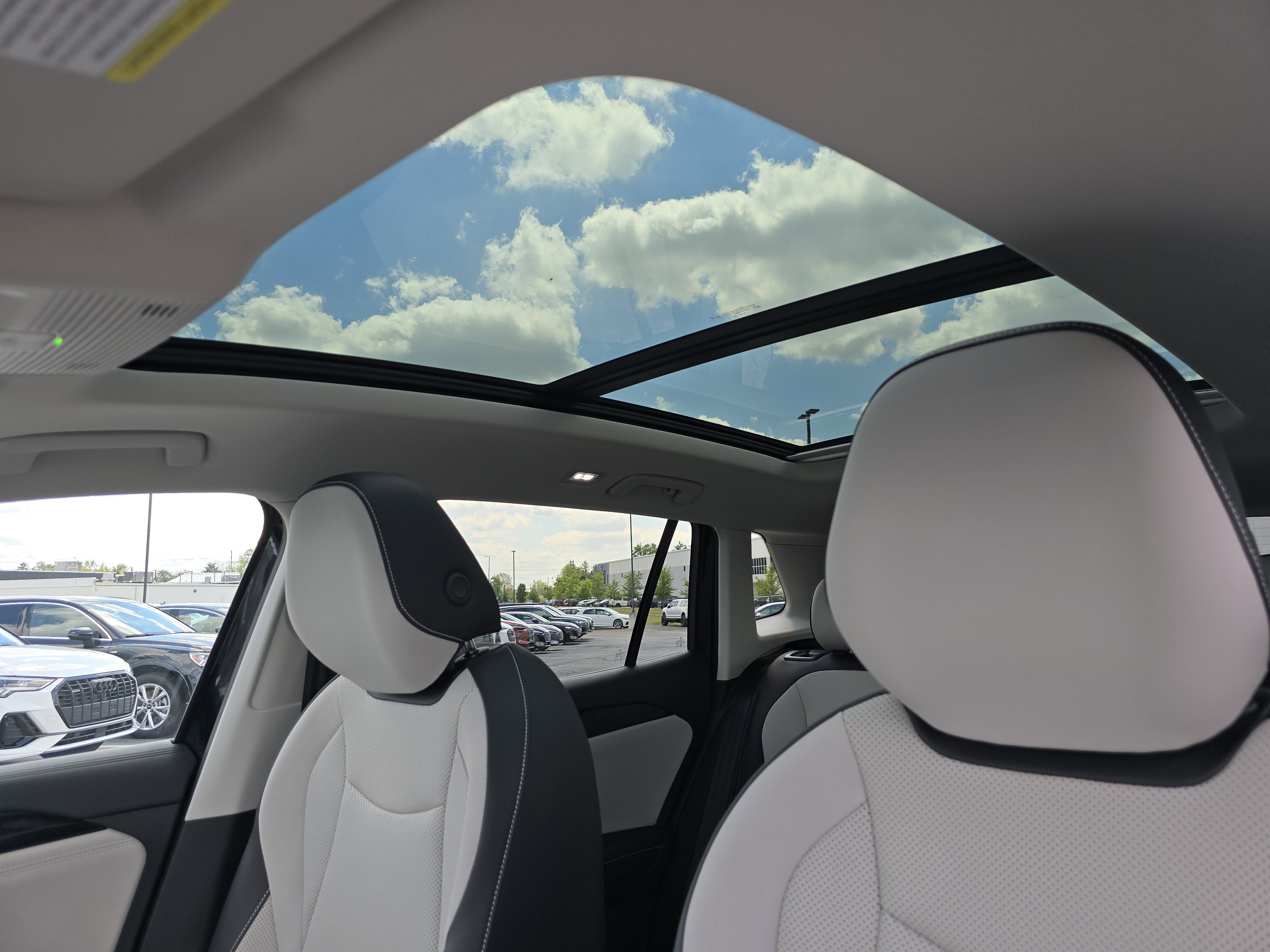 New 2025 Volkswagen Tiguan SE image 18