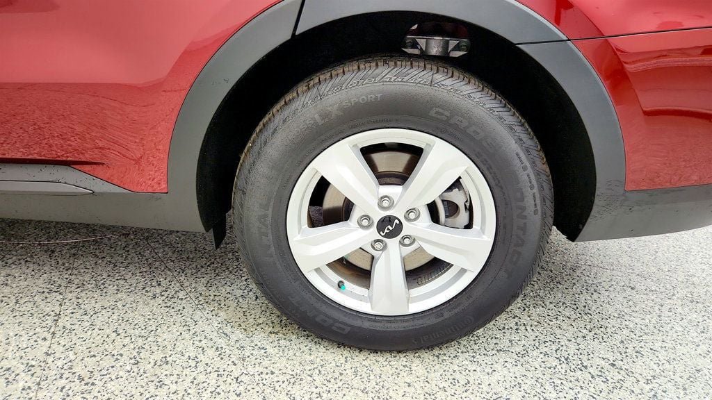 Used 2025 Kia Sorento LX FWD image 9