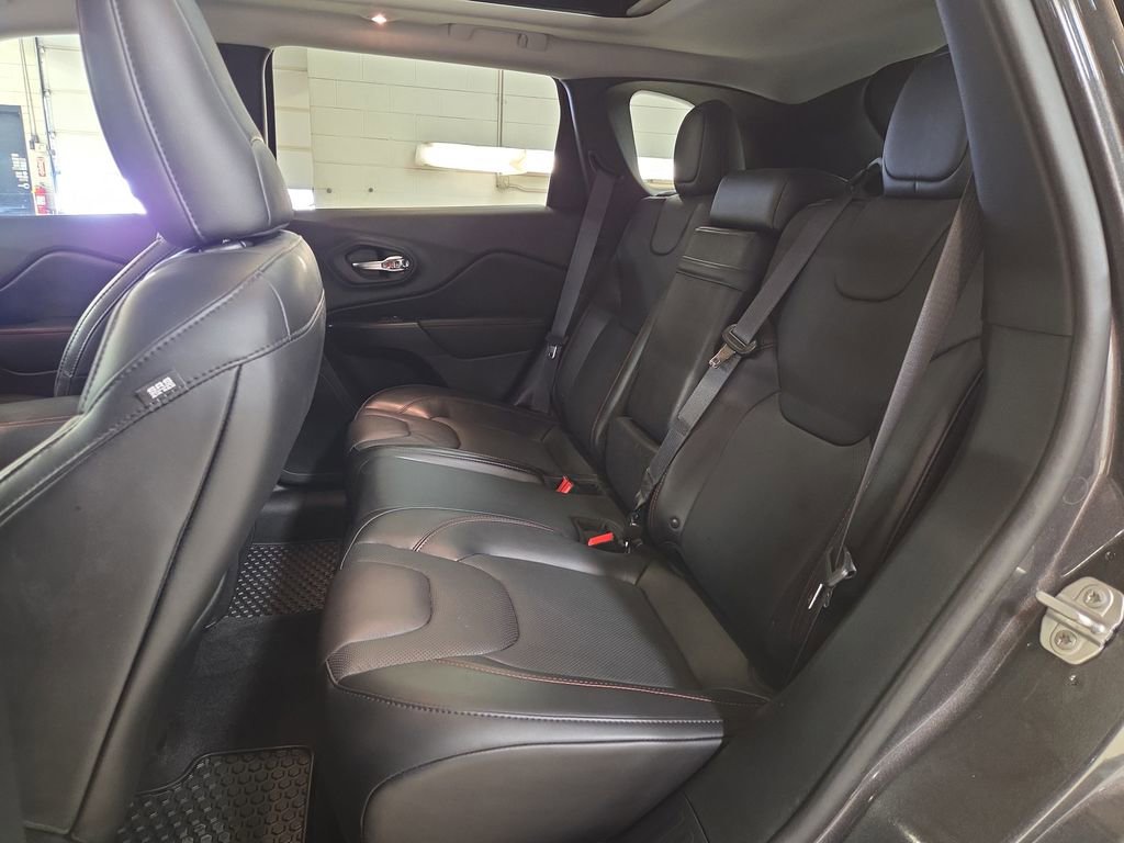 Used 2019 Jeep Cherokee Trailhawk image 23