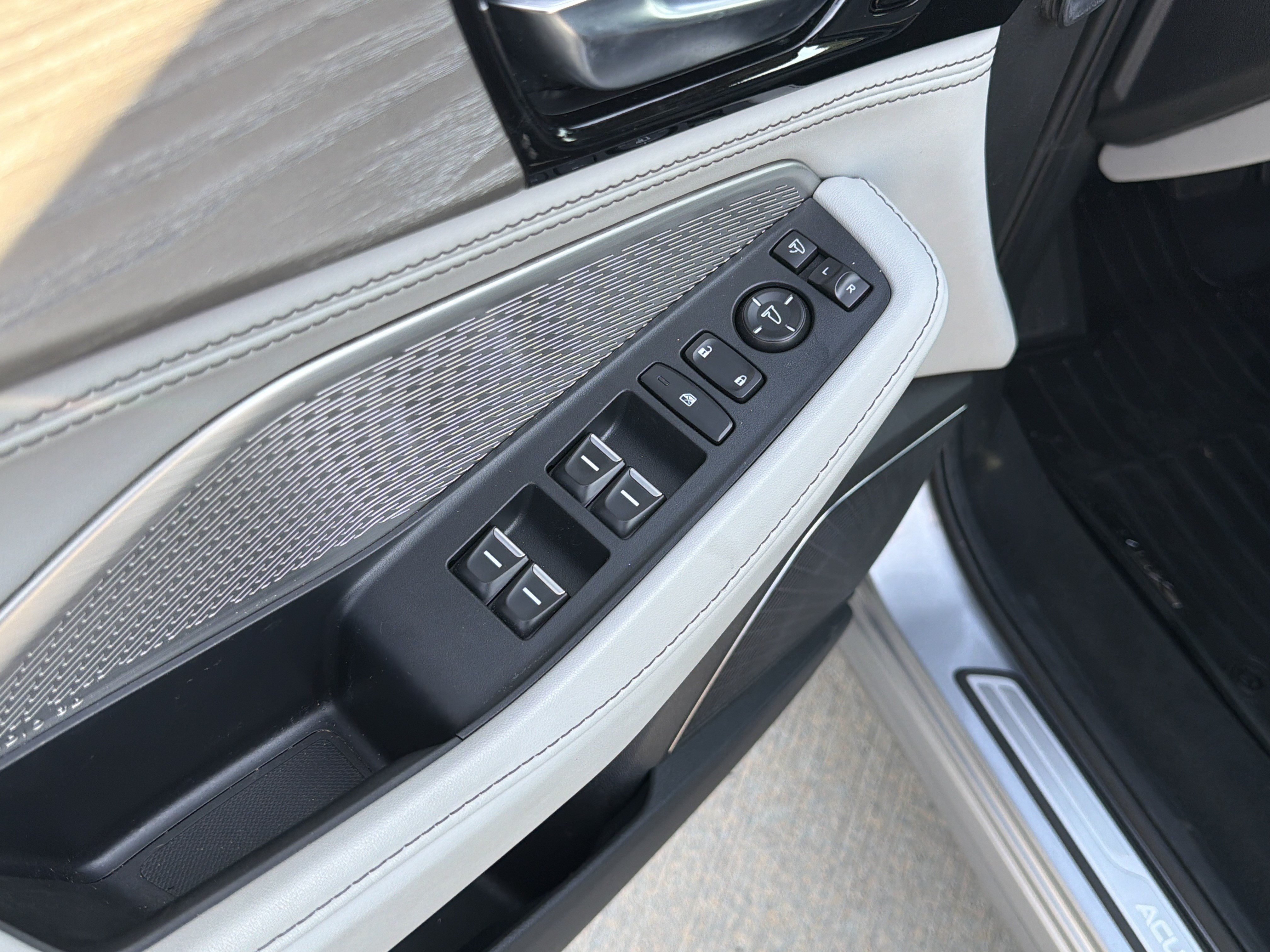 Used 2024 Acura MDX SH-AWD w/ Advance Package image 9