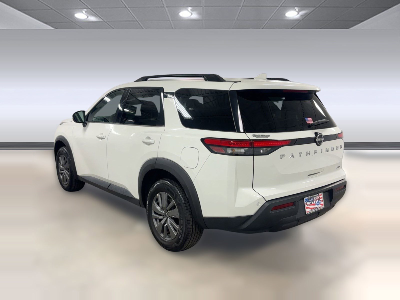 Used 2025 Nissan Pathfinder SV image 2