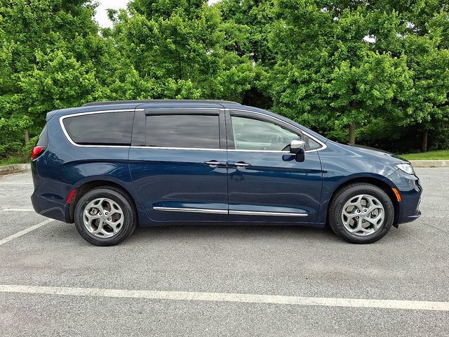 Used 2022 Chrysler Pacifica Limited AWD/4WD image 7