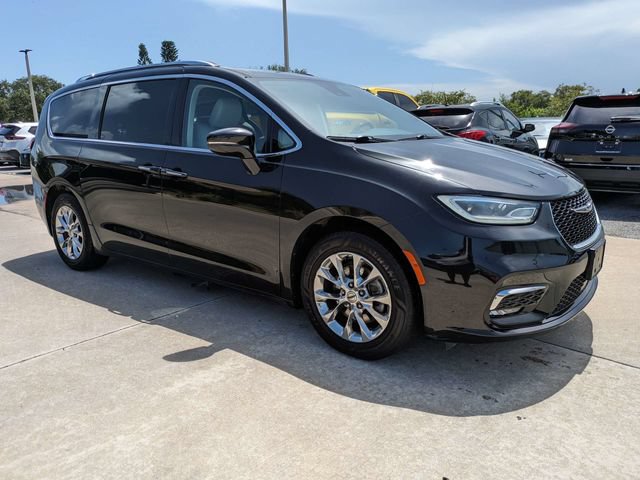 Used 2021 Chrysler Pacifica Touring-L FWD image 2