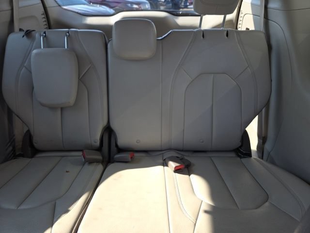 Used 2017 Chrysler Pacifica Touring-L FWD image 25