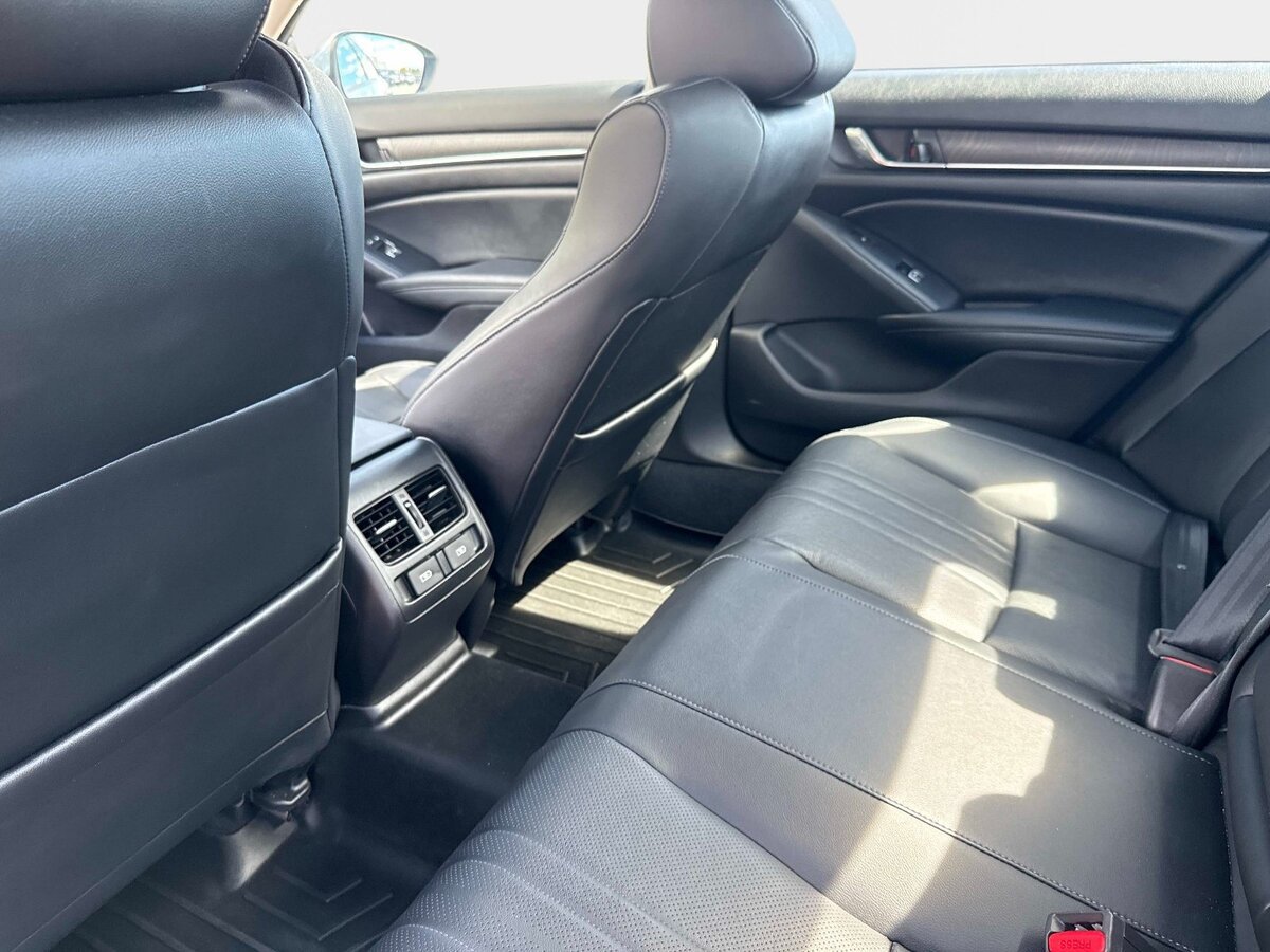 Used 2022 Honda Accord Touring image 11