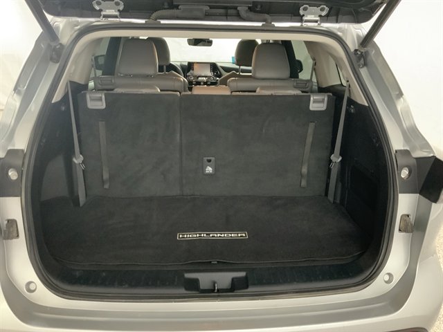 Used 2022 Toyota Highlander XLE AWD/4WD image 8
