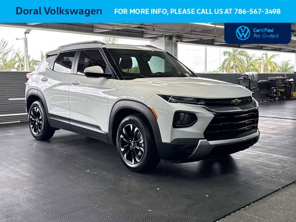 Used 2023 Chevrolet TrailBlazer LT FWD image 2