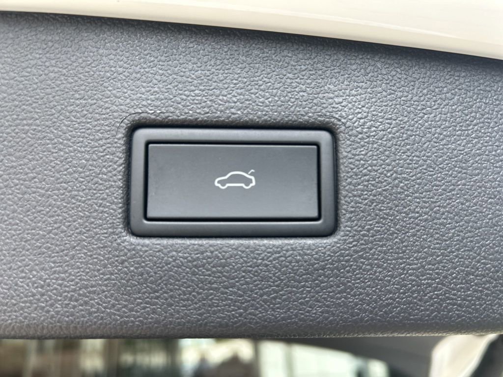 Used 2024 Volkswagen Tiguan SE w/ Panoramic Sunroof Package FWD image 13