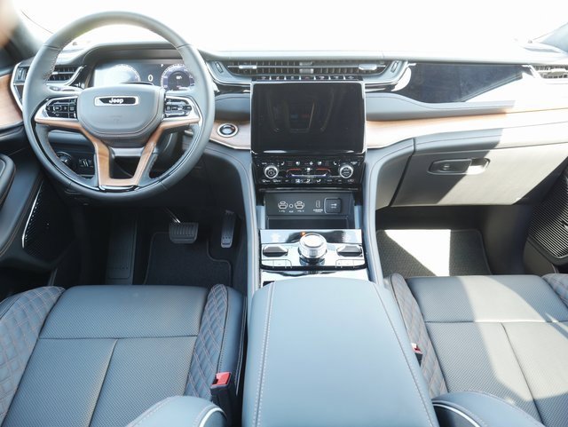 New 2025 Jeep Grand Cherokee Summit image 3