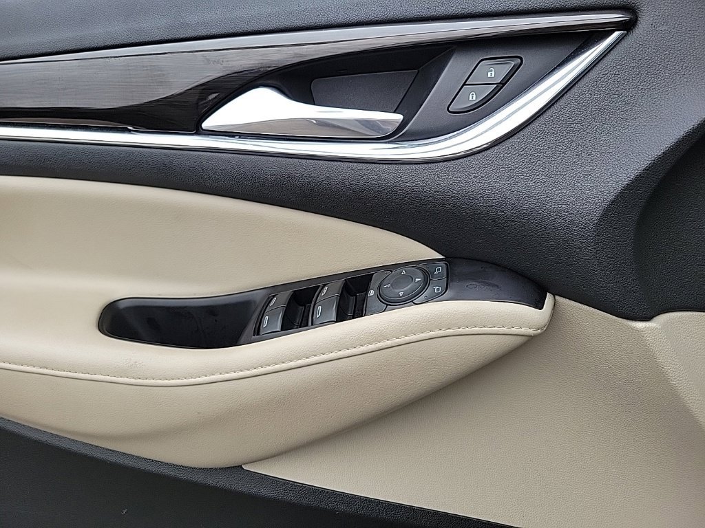 Used 2018 Buick Enclave Essence FWD image 11