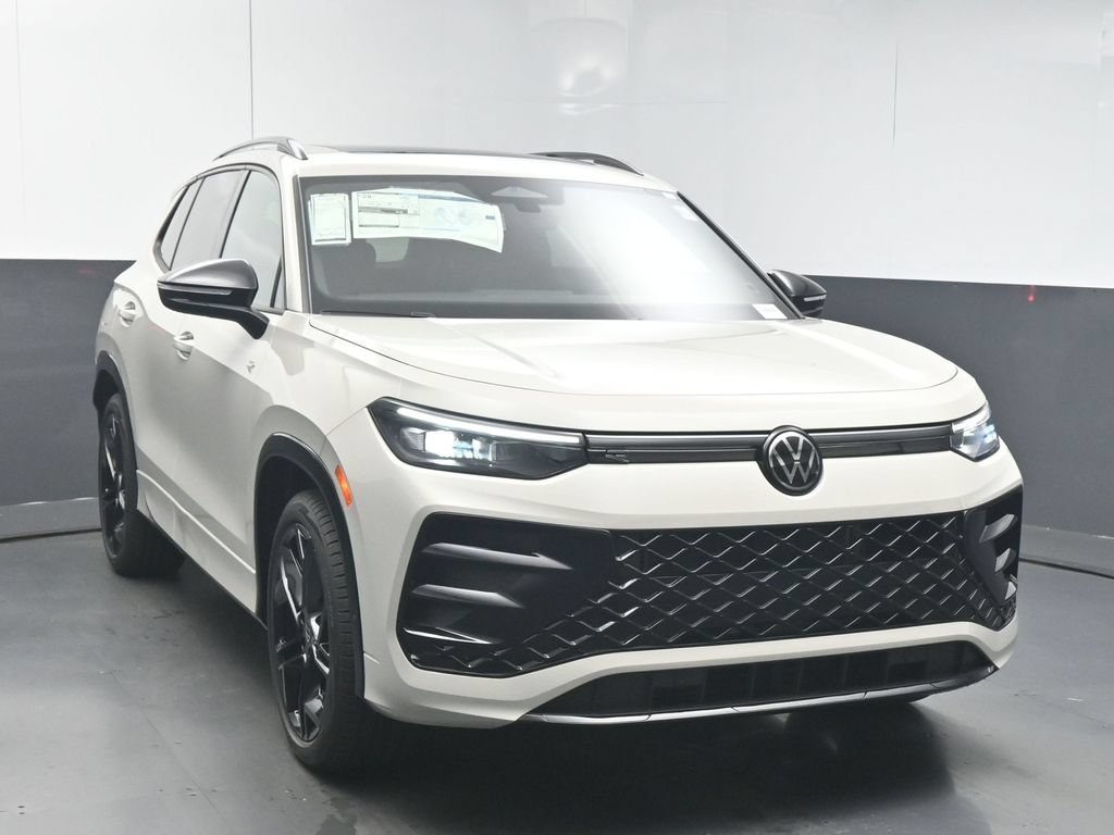 New 2026 Volkswagen Tiguan SE R-Line FWD image 2