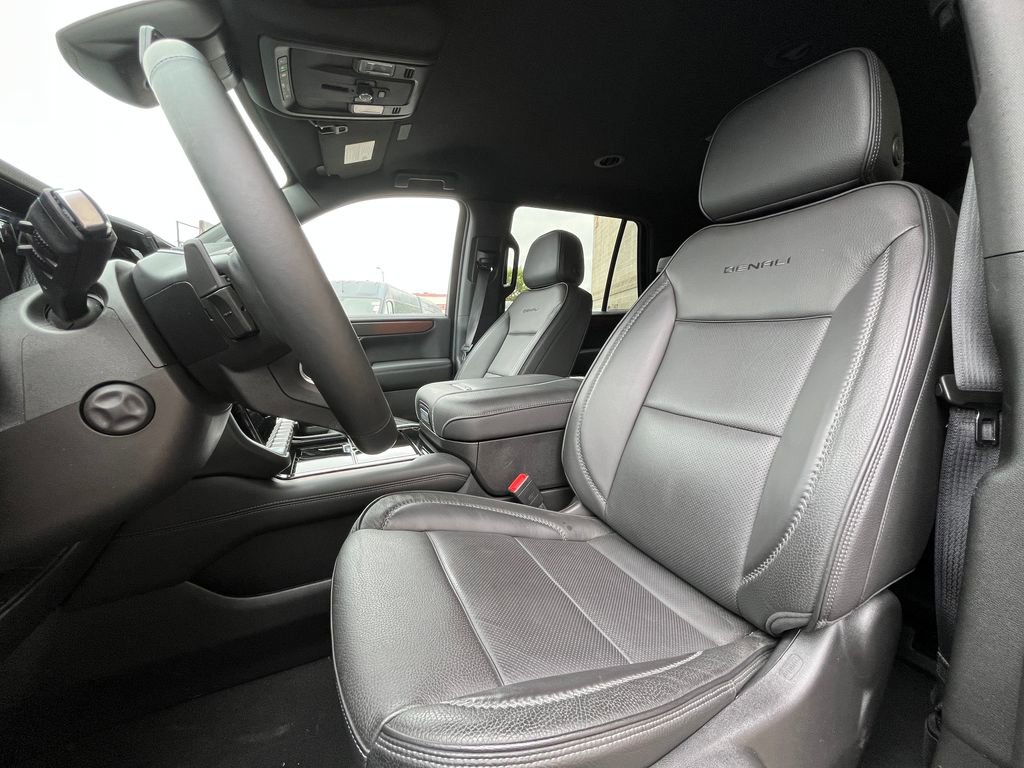Used 2025 GMC Yukon Denali AWD/4WD image 15