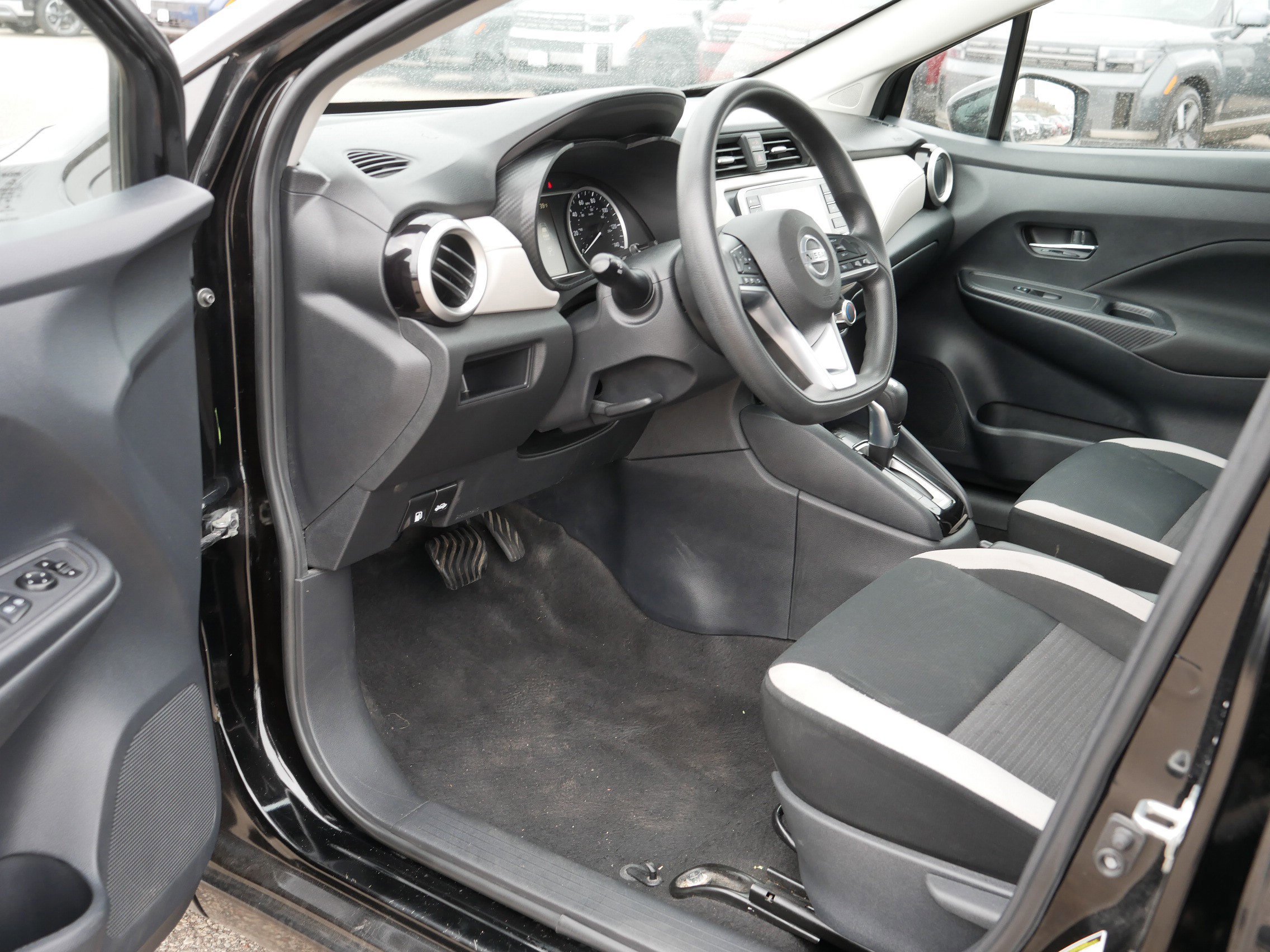 Used 2021 Nissan Versa SV image 11