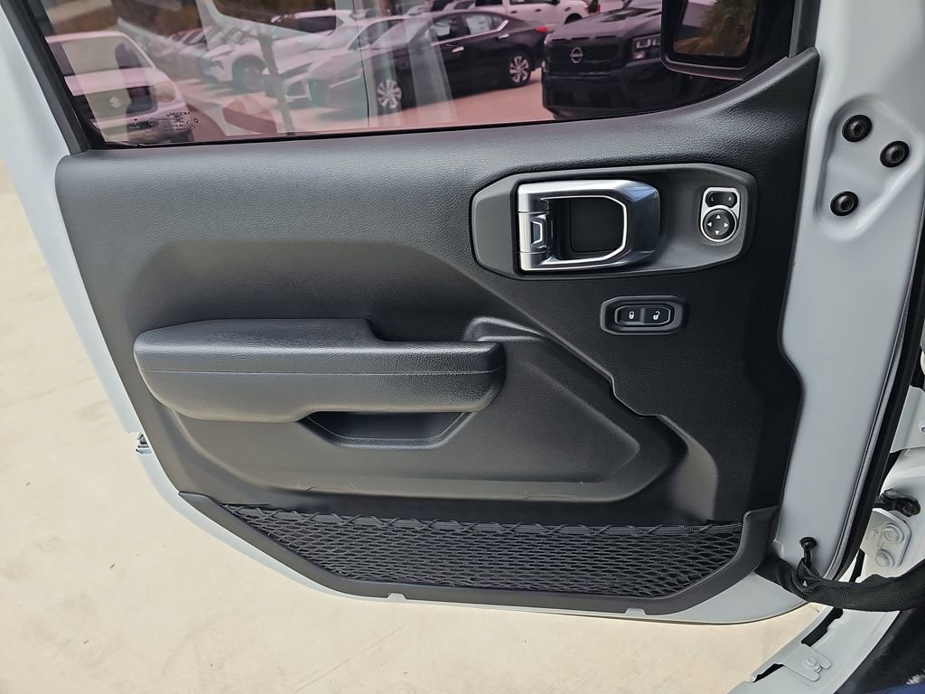 Used 2024 Jeep Wrangler Unlimited image 32