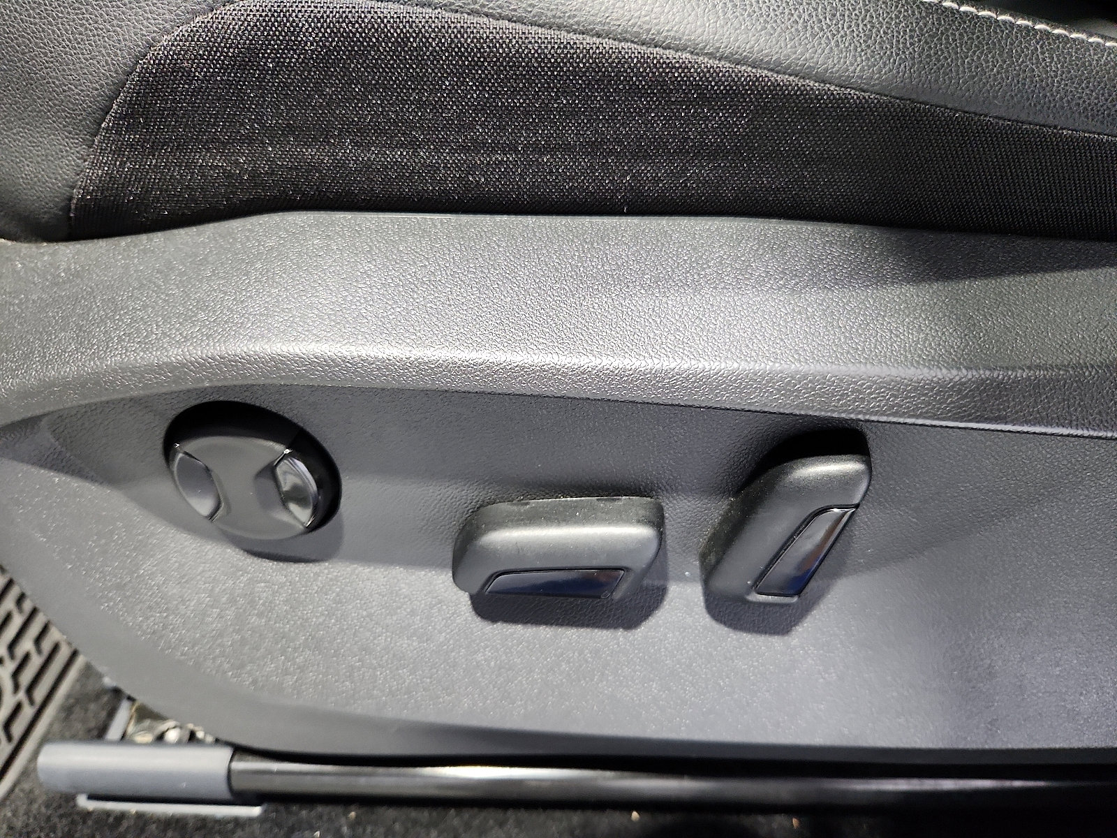 Certified 2023 Volkswagen Tiguan SE R-Line FWD image 13