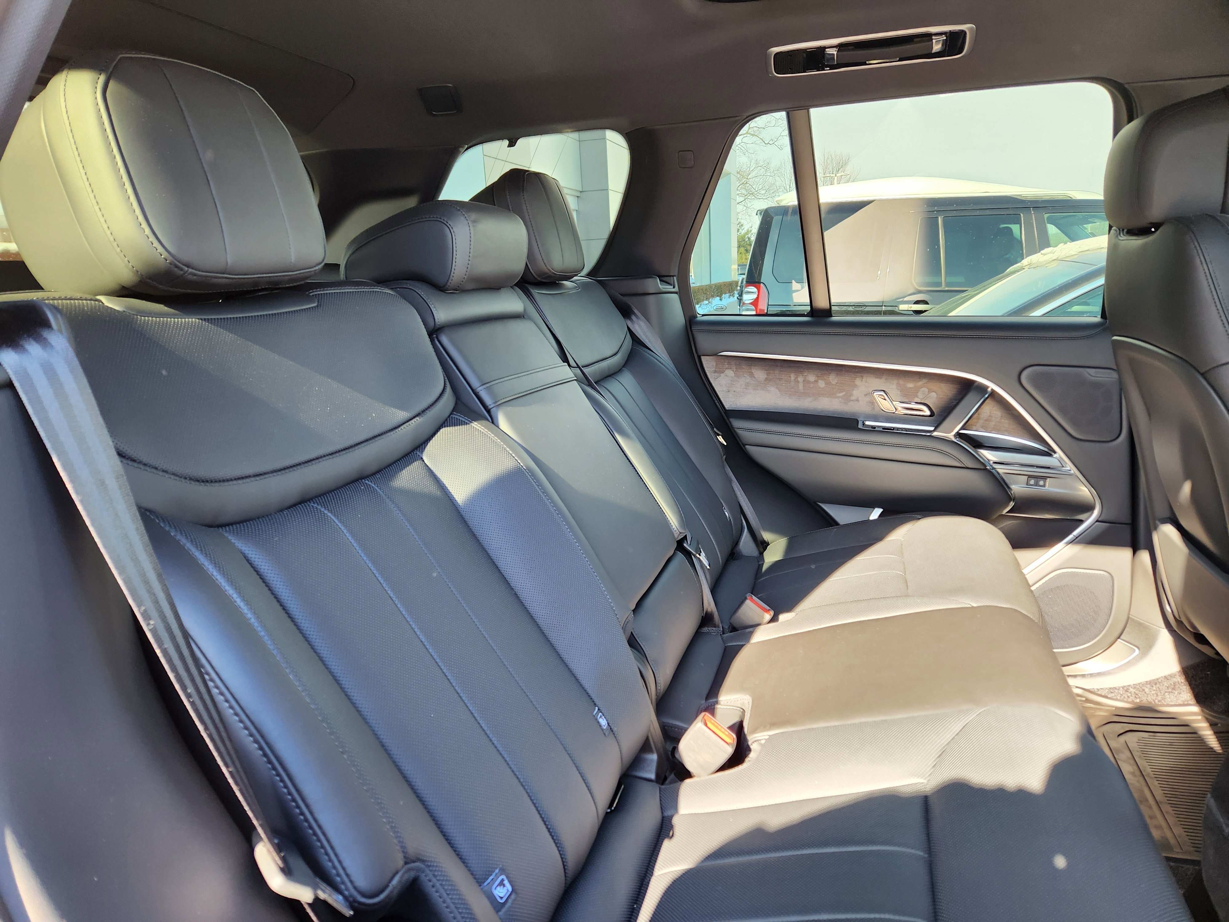 Certified 2025 Land Rover Range Rover SE image 15
