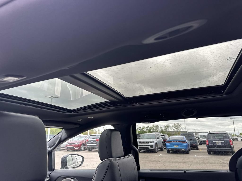 New 2027 Chrysler Pacifica Limited AWD/4WD image 11