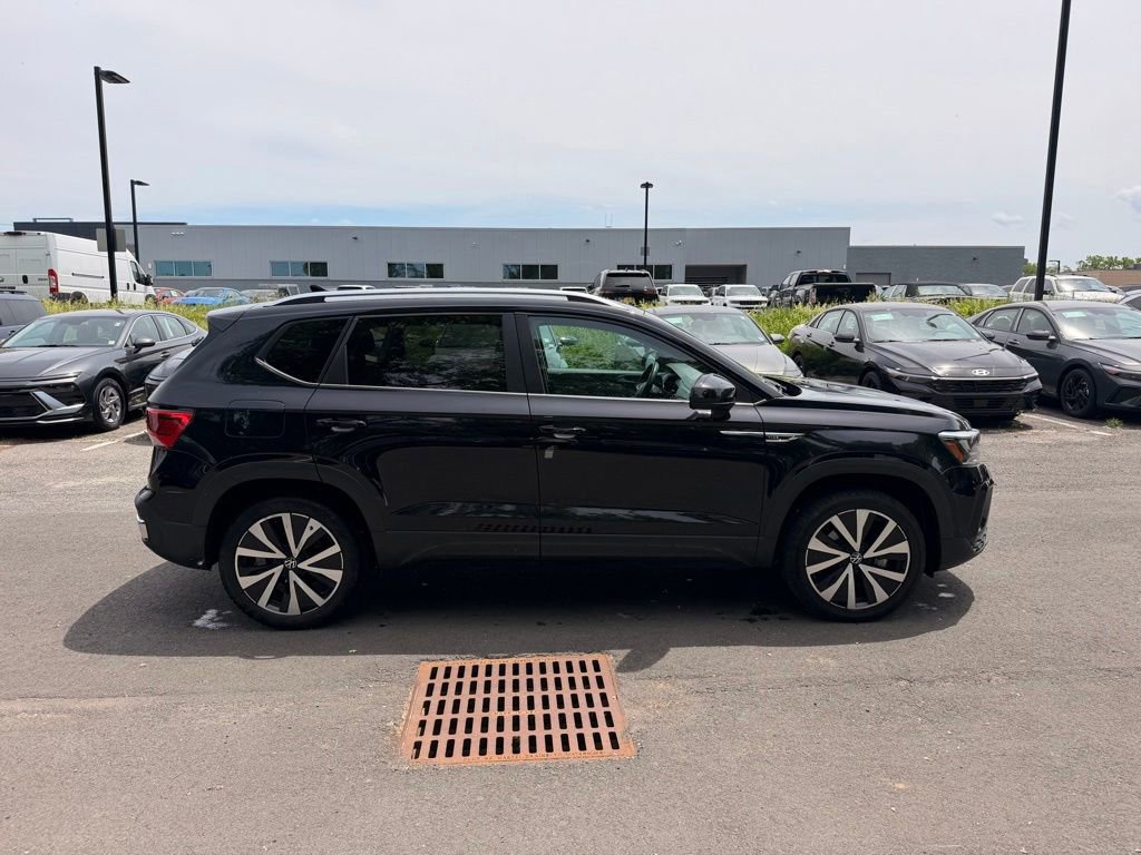 Used 2024 Volkswagen Taos SE FWD image 3