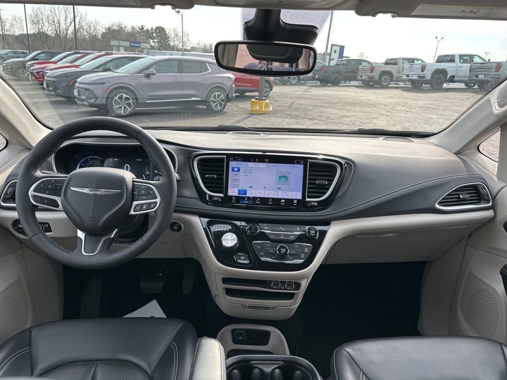 Used 2023 Chrysler Pacifica Touring-L image 14