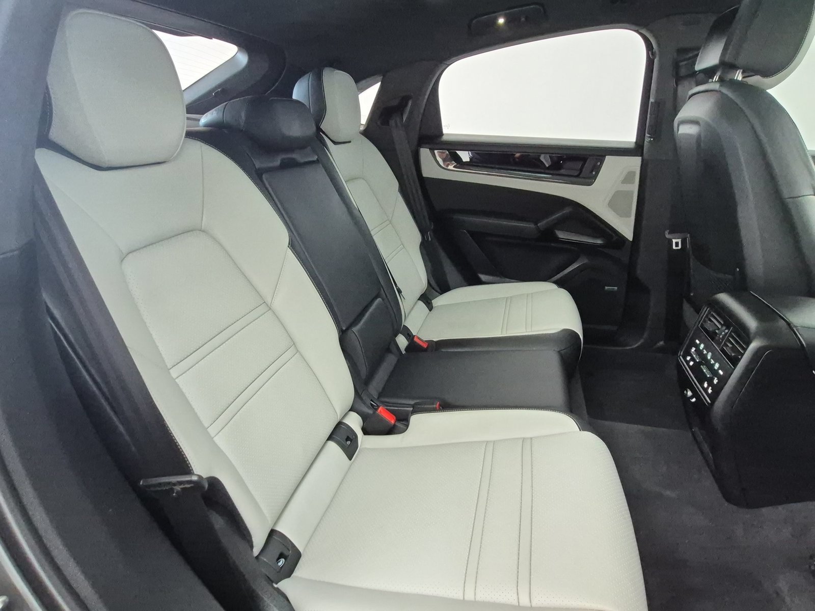 Used 2025 Porsche Cayenne GTS AWD/4WD image 24