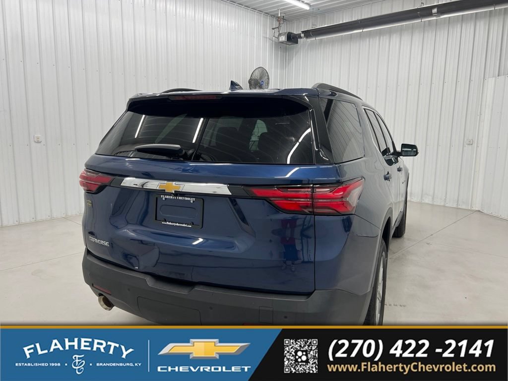 Used 2022 Chevrolet Traverse LT FWD image 3