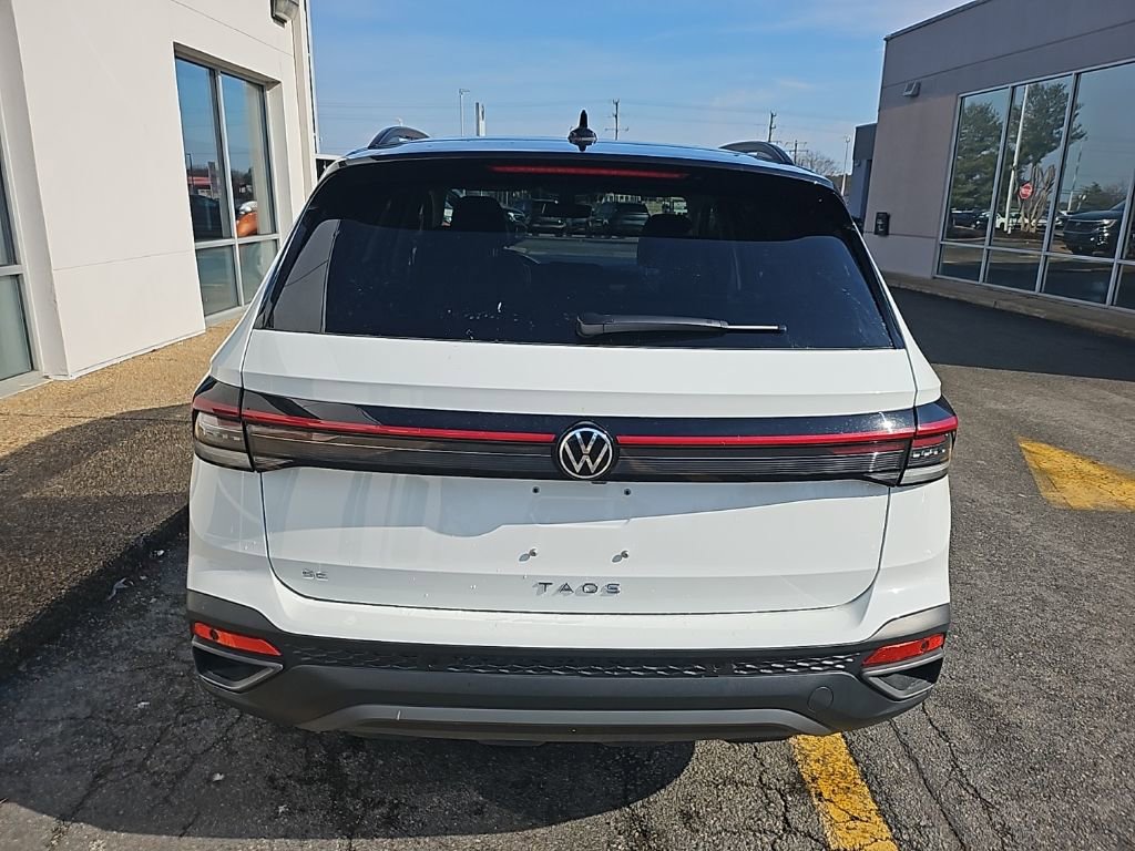 Certified 2025 Volkswagen Taos SE image 7