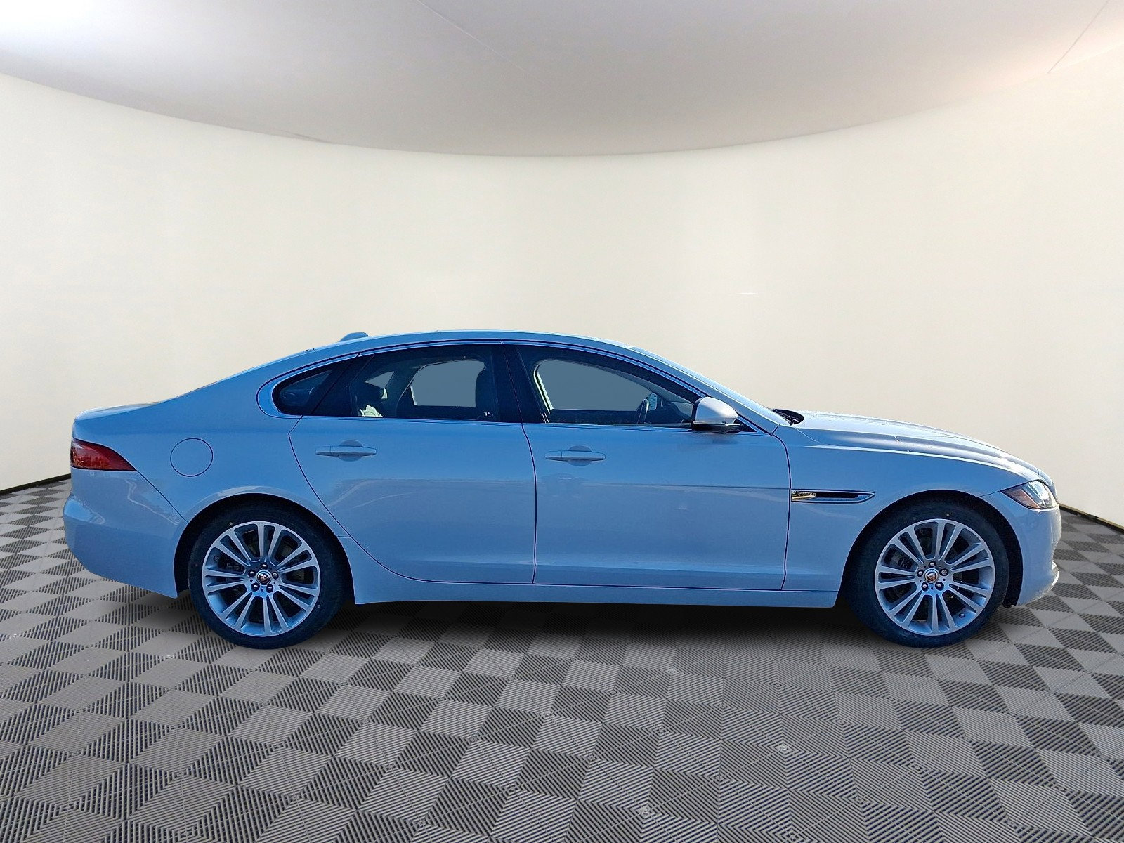 Used 2020 Jaguar XF Premium image 6