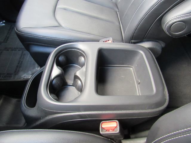 Used 2025 Chrysler Pacifica Select image 46