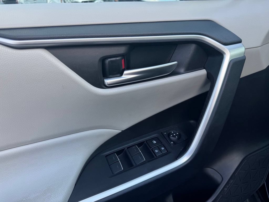 Used 2025 Toyota RAV4 XLE AWD/4WD image 3