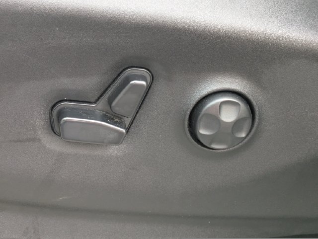 Used 2018 Chrysler Pacifica Limited w/ Advanced Safetytec Group FWD image 18