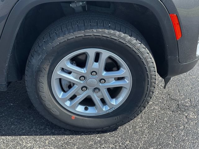 Certified 2024 Jeep Grand Cherokee Laredo w/ Luxury Tech Group I AWD/4WD image 9
