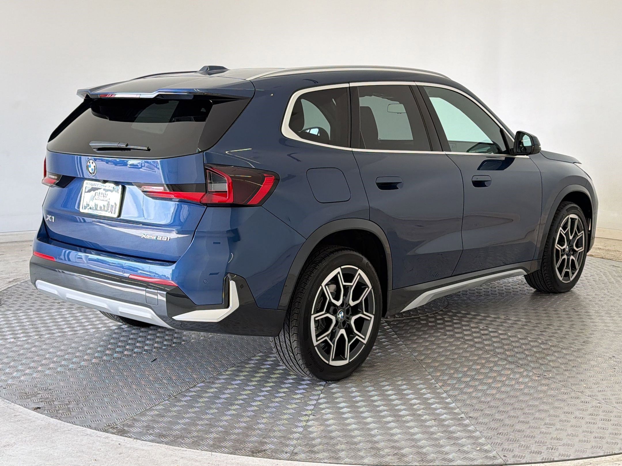 Used 2025 BMW X1 xDrive28i w/ Technology Package image 9