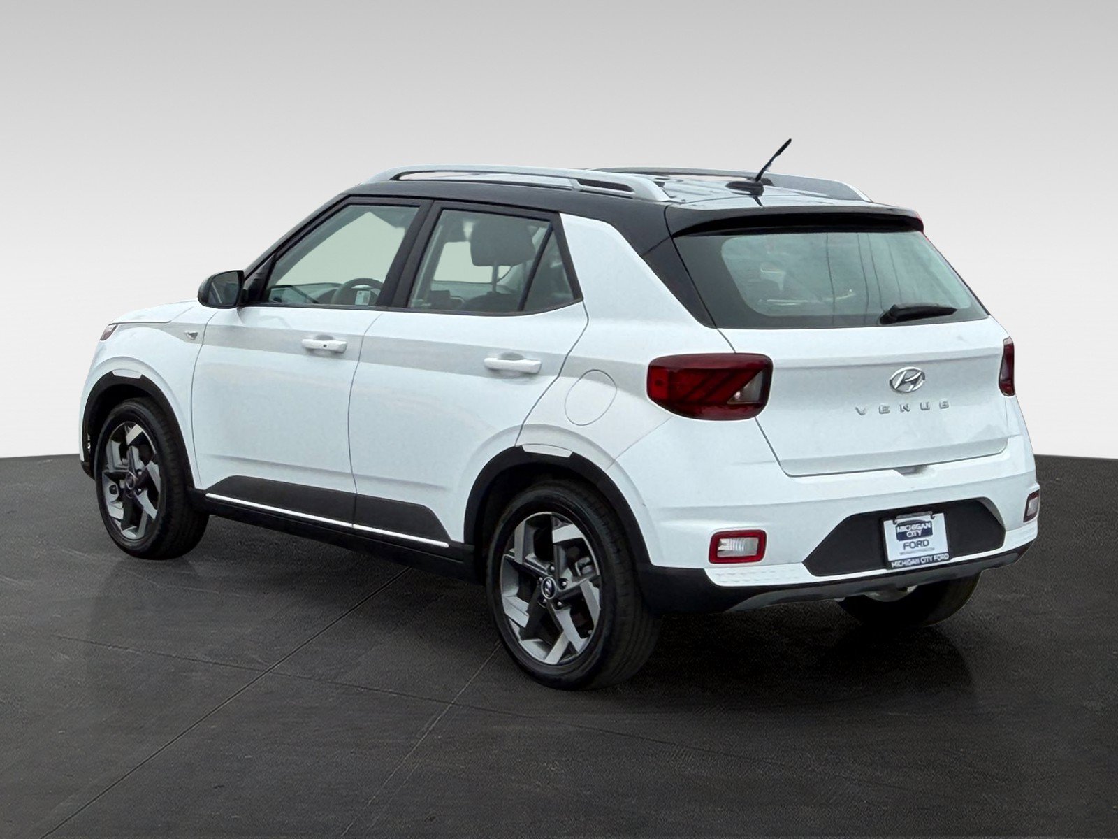 Used 2025 Hyundai Venue Limited FWD image 7