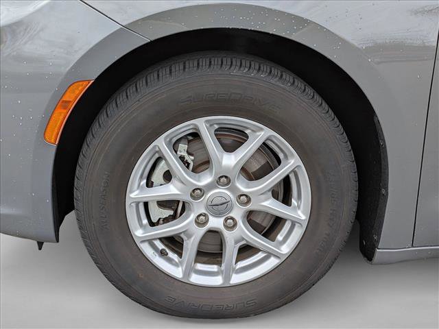 Used 2022 Chrysler Pacifica Touring-L image 24