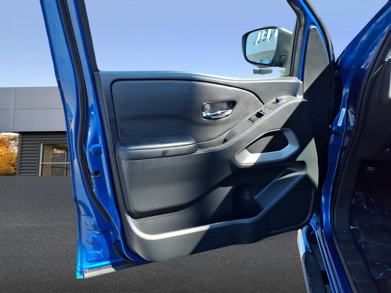 Used 2025 Nissan Frontier SV w/ SV Convenience Package image 13