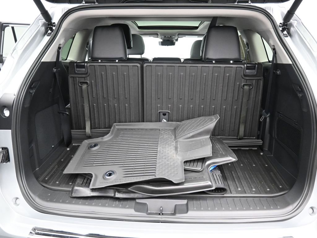 Certified 2025 Toyota Highlander Platinum image 36