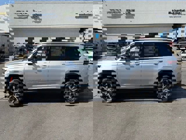 New 2025 Jeep Grand Cherokee L Limited w/ Trailer Tow Package image 3