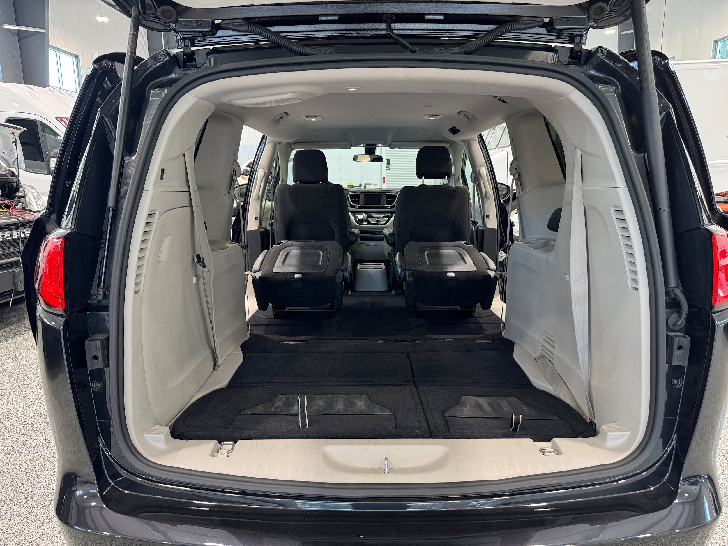 Used 2022 Chrysler Voyager LX FWD image 10