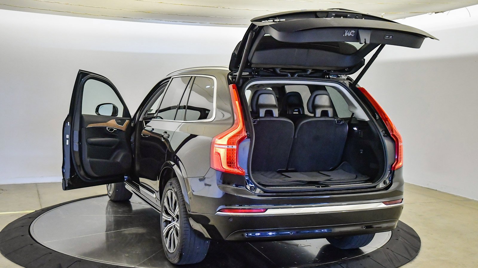 Certified 2025 Volvo XC90 B6 Plus image 30