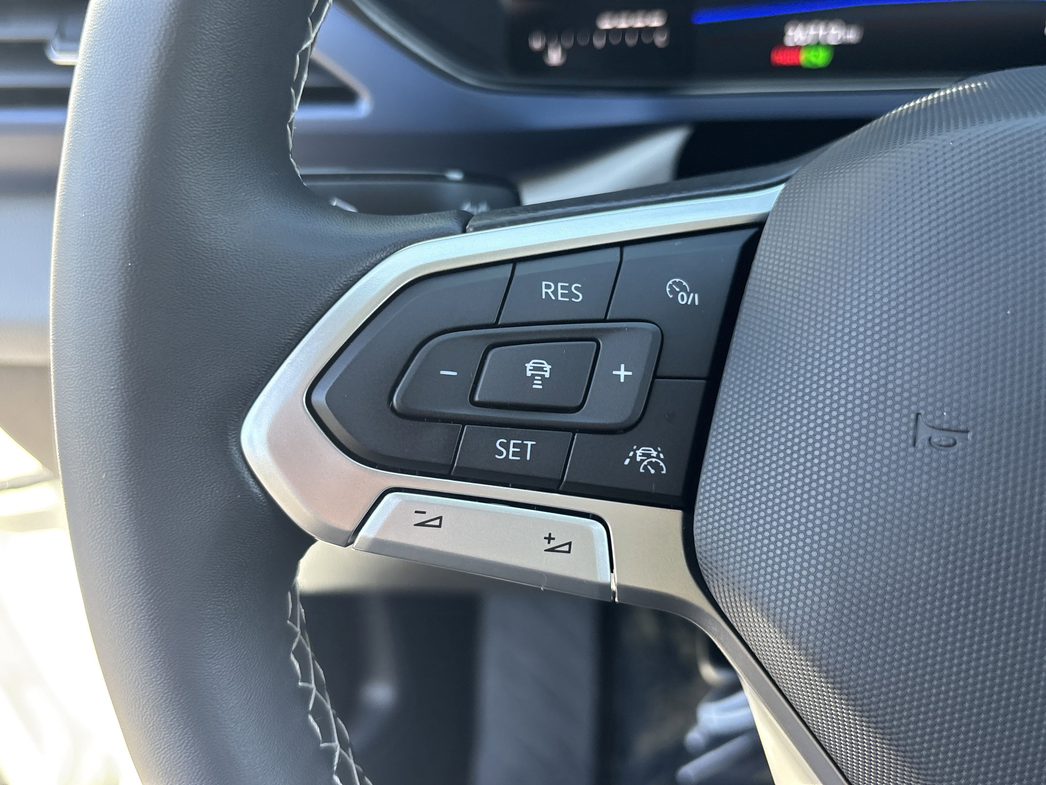 Used 2023 Volkswagen Taos SE w/ Panoramic Sunroof Package image 26