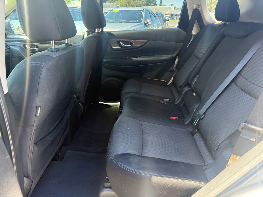 Used 2017 Nissan Rogue SV AWD/4WD image 17
