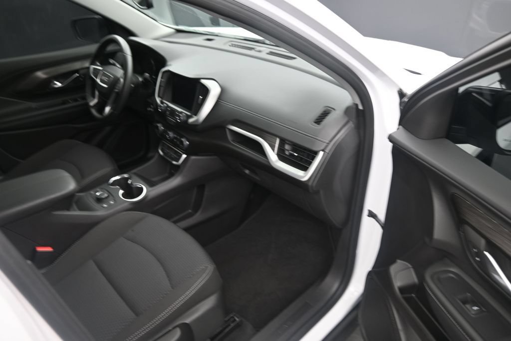 Used 2024 GMC Terrain SLE w/ Driver Convenience Package FWD image 9