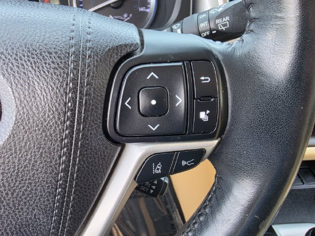 Used 2018 Toyota Highlander XLE AWD/4WD image 24