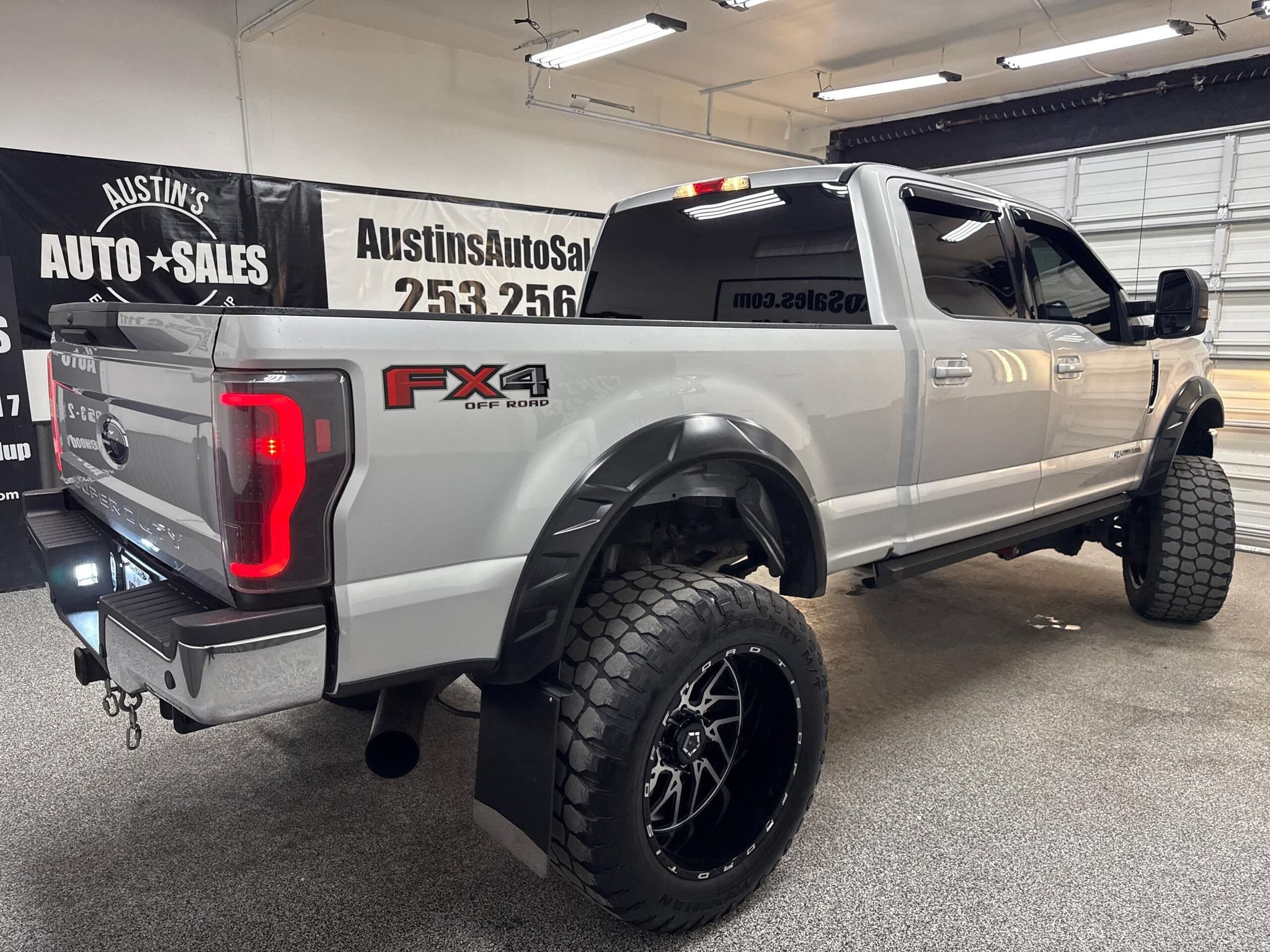 Used 2017 Ford F250 XLT w/ XLT Value Package AWD/4WD image 3