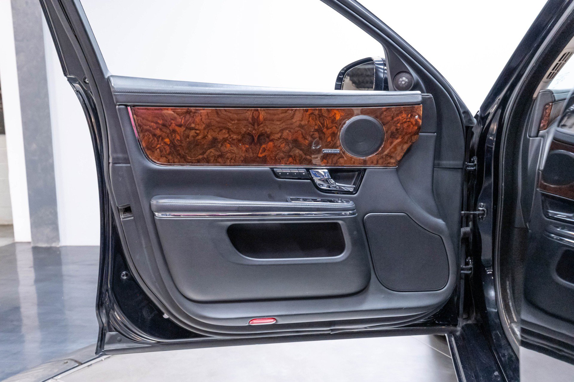 Used 2013 Jaguar XJ AWD image 6