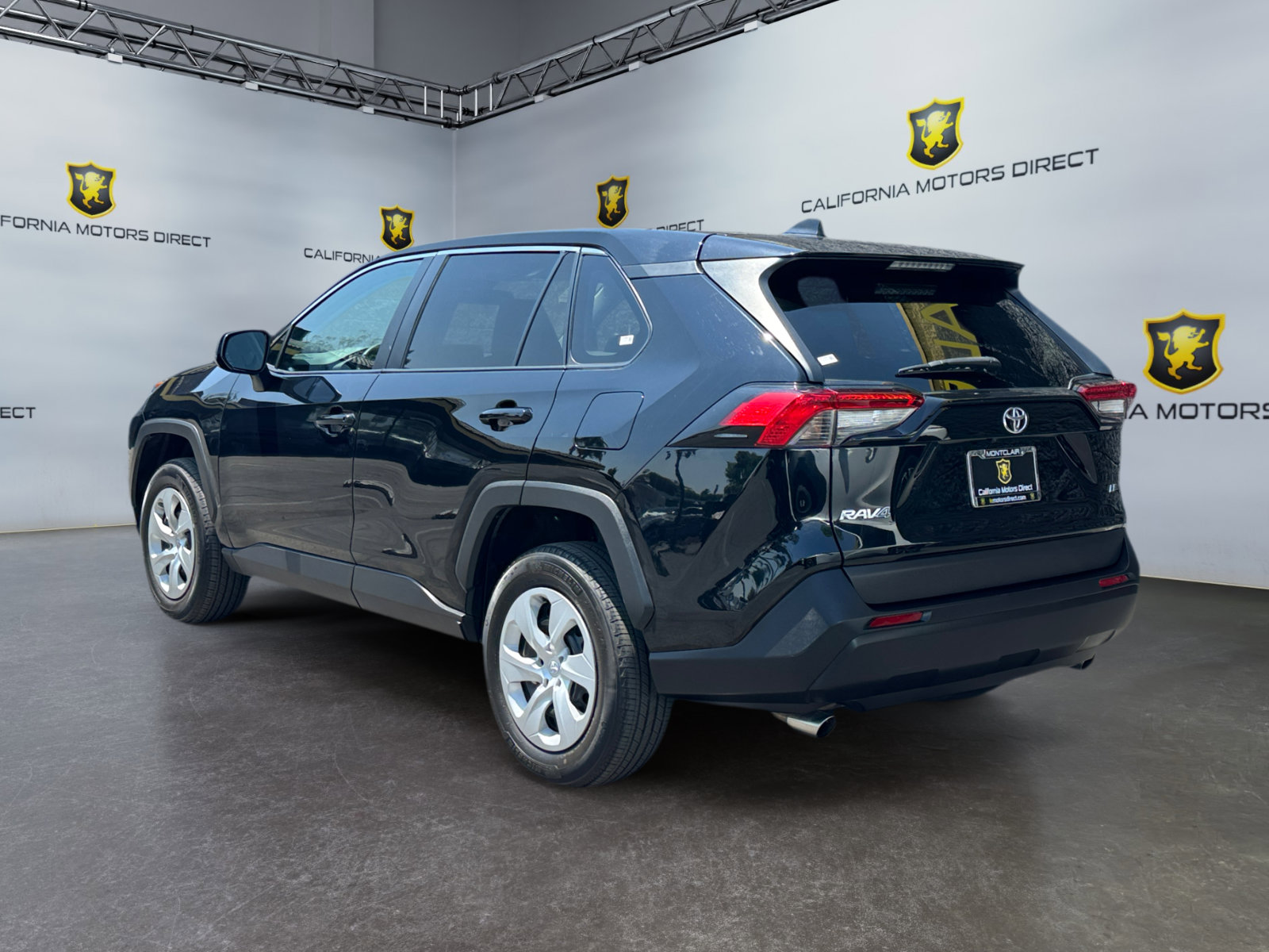 Used 2022 Toyota RAV4 LE FWD image 3