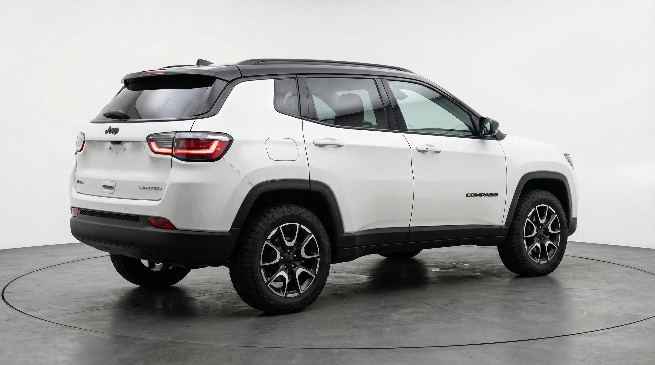 Used 2025 Jeep Compass Trailhawk image 9