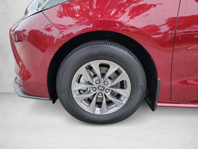 Used 2026 Toyota Sienna XLE FWD image 28