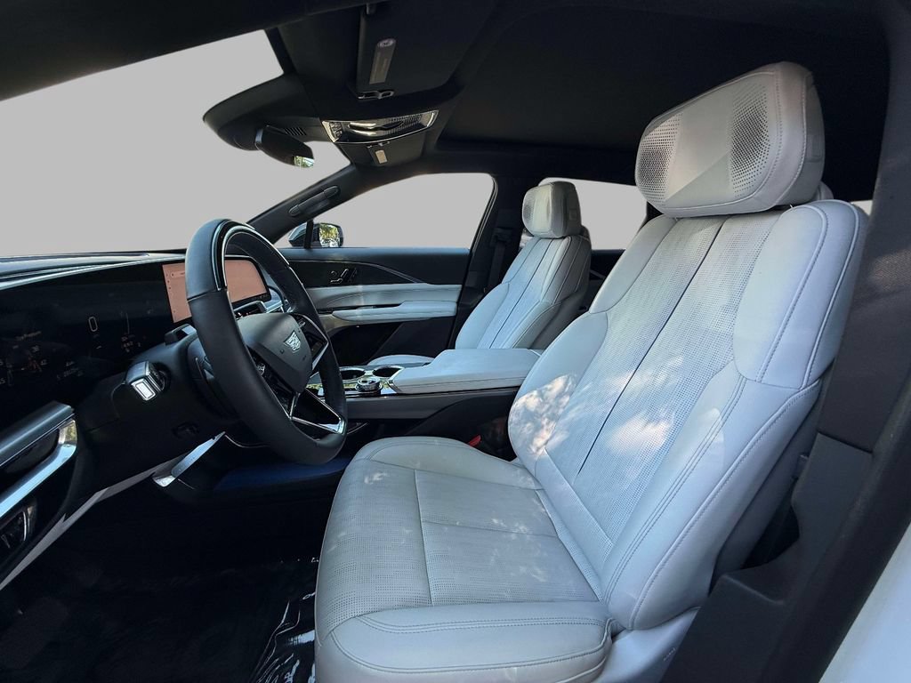 Used 2024 Cadillac Lyriq Luxury RWD image 2